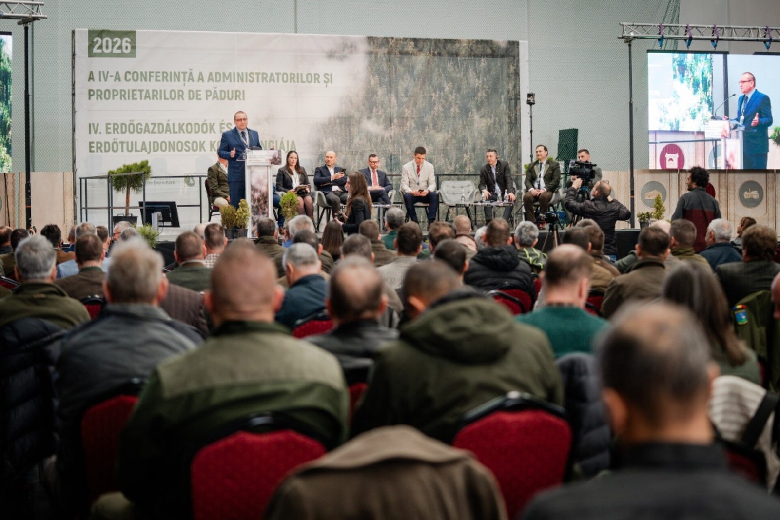 Панельная дискуссия на сцене конференции: спикеры за столом и аудитория из специалистов лесного хозяйства