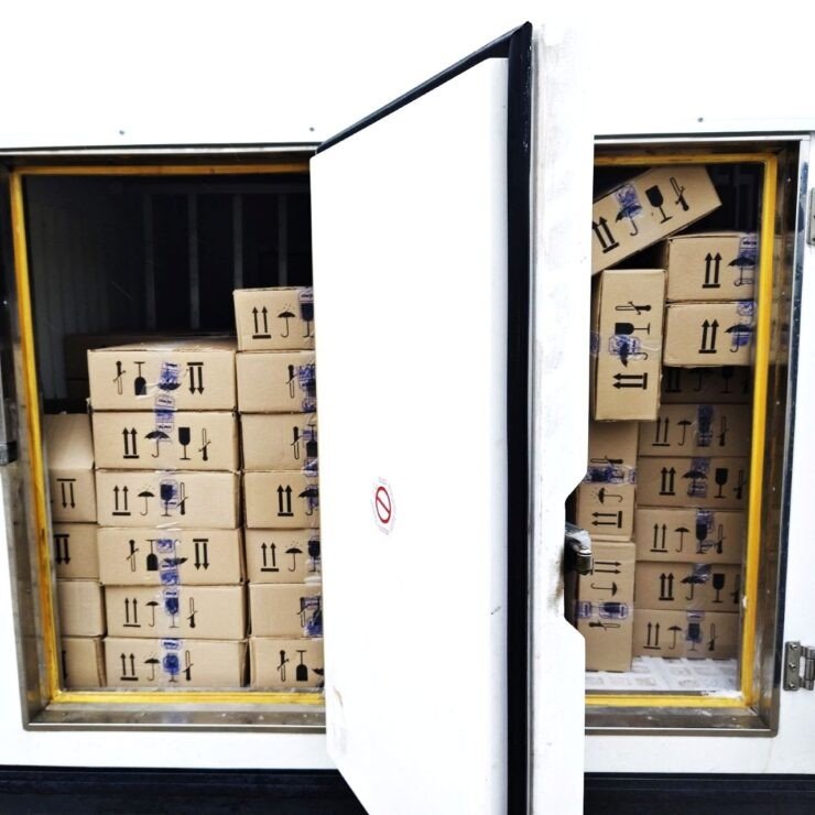 Коробки с изъятым мороженым в морозильной камере перед уничтожением партии