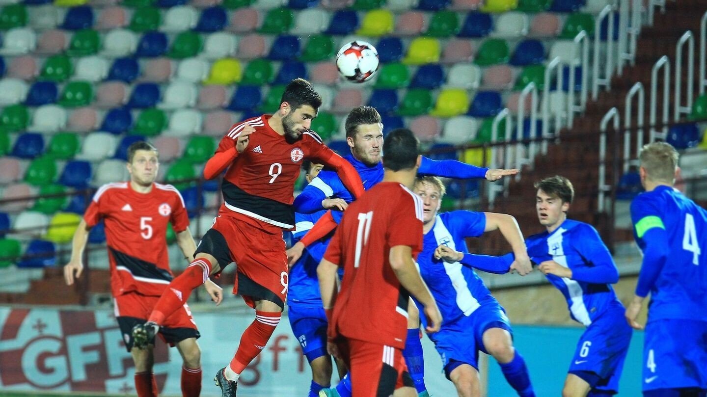 Футболисты борются за верховой мяч в отборочном матче молодёжного чемпионата Европы