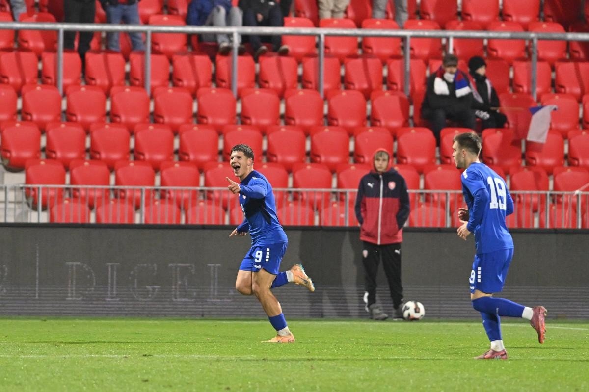 Сербский футболист празднует забитый гол в матче молодёжных сборных