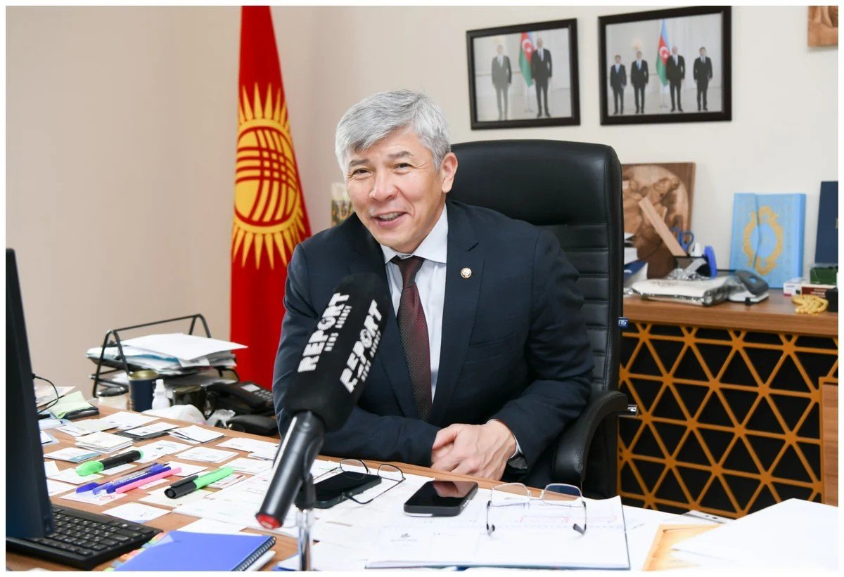 Посол Кыргызстана в Азербайджане Максат Мамытканов во время интервью в своём кабинете на фоне кыргызского флага