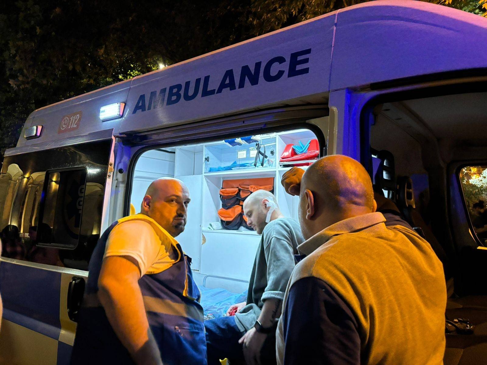 Спасатели у машины скорой помощи оказывают помощь пострадавшему ночью. Фото: Civil.ge