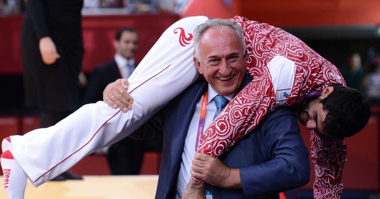 Василий Анисимов на Олимпийских играх в Лондоне, борец в форме сборной России обнимает его после победы