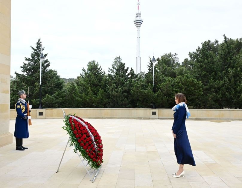 Вице-премьер Словении Таня Фажон отдаёт дань памяти на Аллее шехидов в Баку во время церемонии возложения венка с почётным караулом