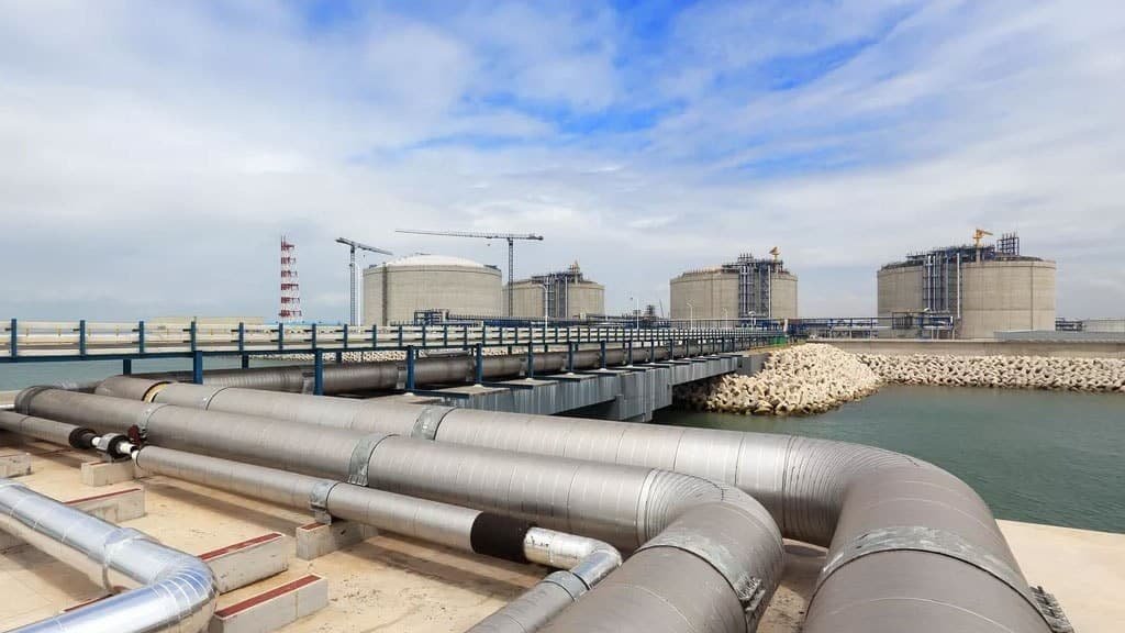 LNG pipelines and storage tanks at coastal energy facility. Фото: Unknown