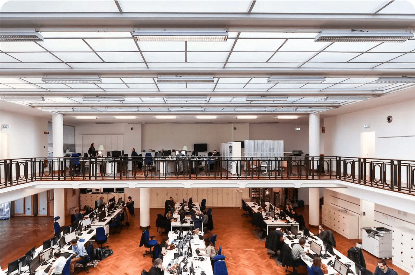 Интерьер офиса Европейской организации качества: двухуровневое рабочее пространство с сотрудниками за рабочими столами