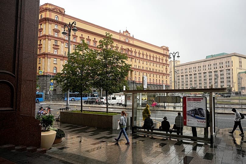 Lubyanka Square with FSB headquarters building in Moscow, rainy day street scene. Фото: Euronews
