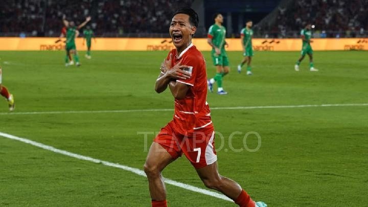 Игрок сборной Индонезии празднует забитый гол в матче FIFA Series 2026, на заднем плане видны футболисты Болгарии в зелёной форме