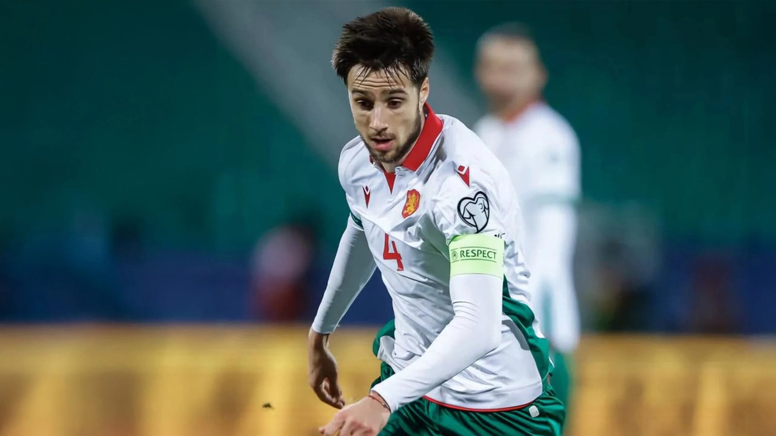 Илия Груев с капитанской повязкой в форме сборной Болгарии