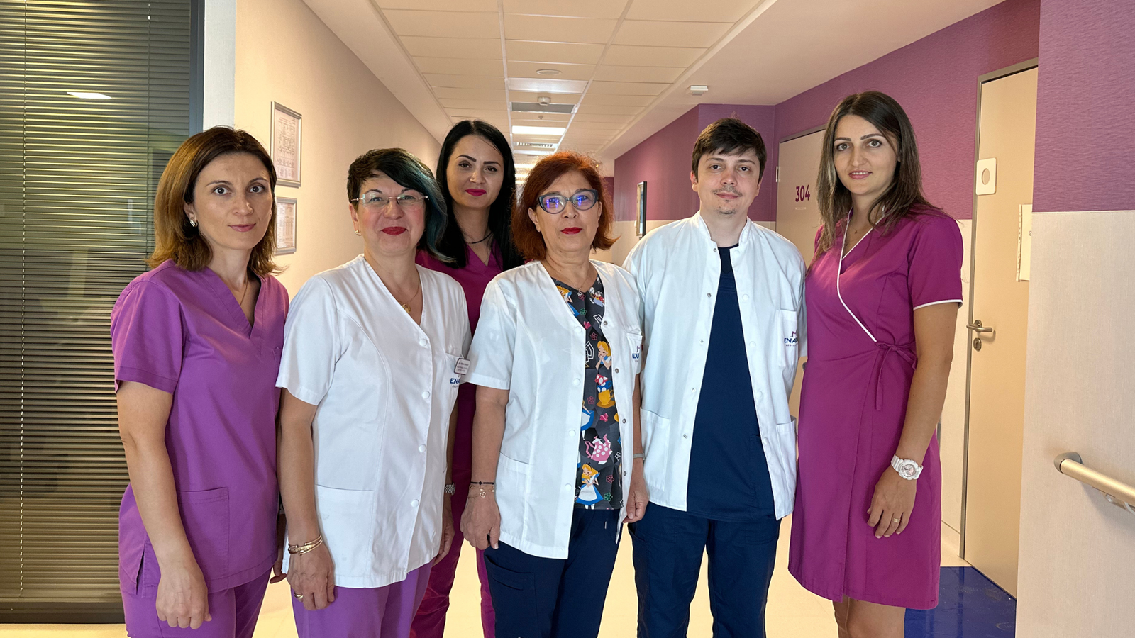 Медицинская команда больницы Enayati Hospital в коридоре клиники