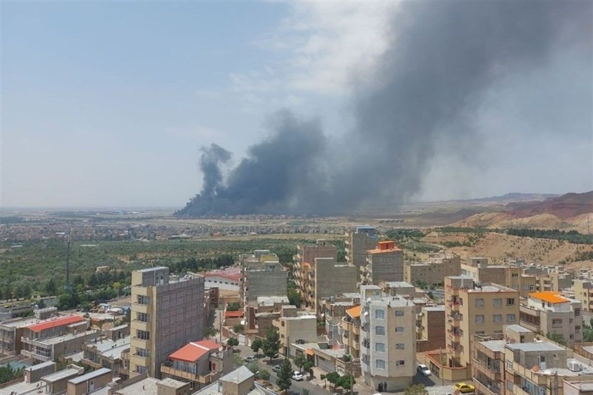 Вид с воздуха на город с черными столбами дыма от ударов в Иране. Фото: Assets.bucket.fourthestate.app