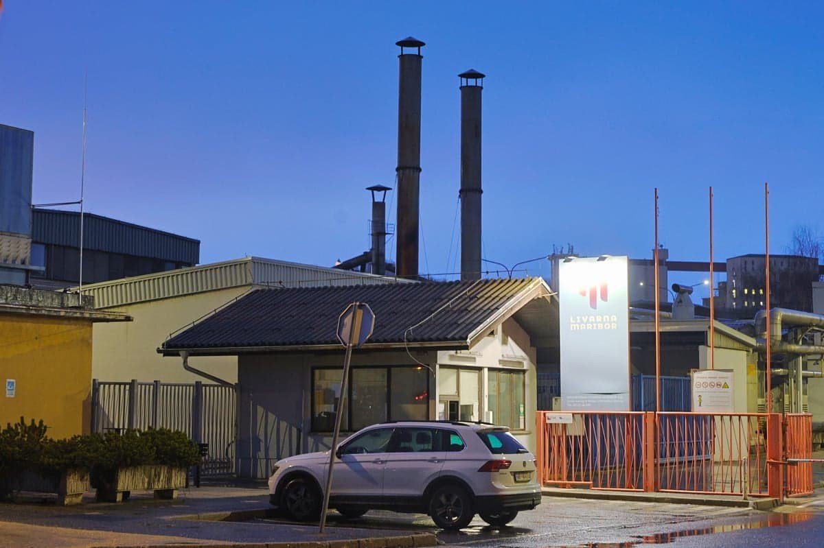 Livarna Maribor (MLM) factory entrance at dusk. Фото: vecer.com