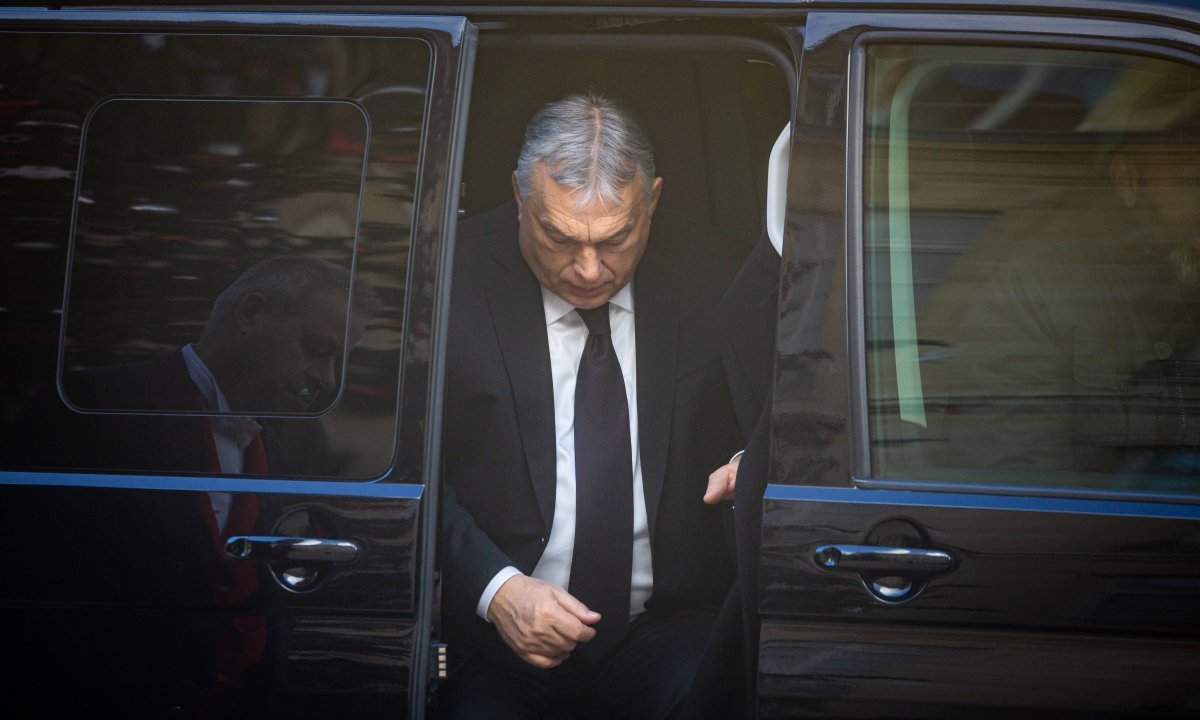 Виктор Орбан выходит из служебного автомобиля