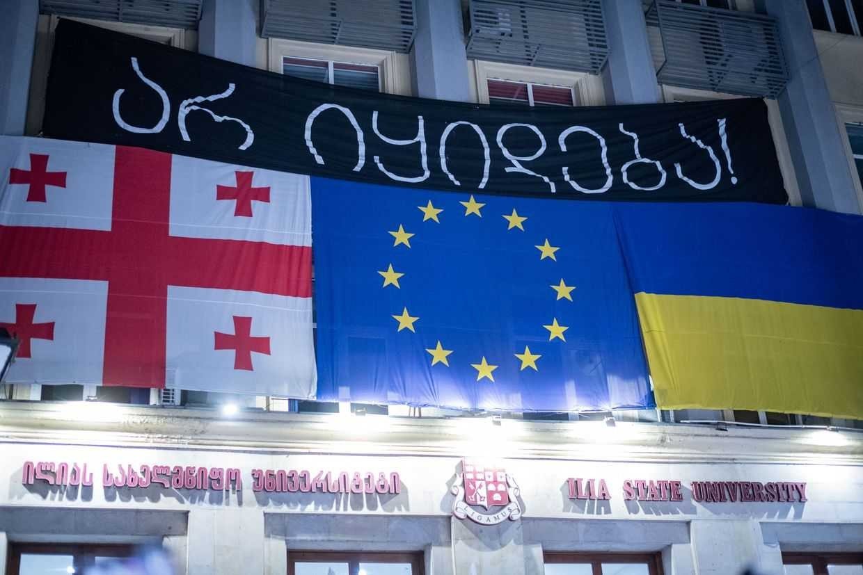 Заседание парламента Грузии: выступление с трибуны под председательством Шалвы Папуашвили. Фото: OC Media