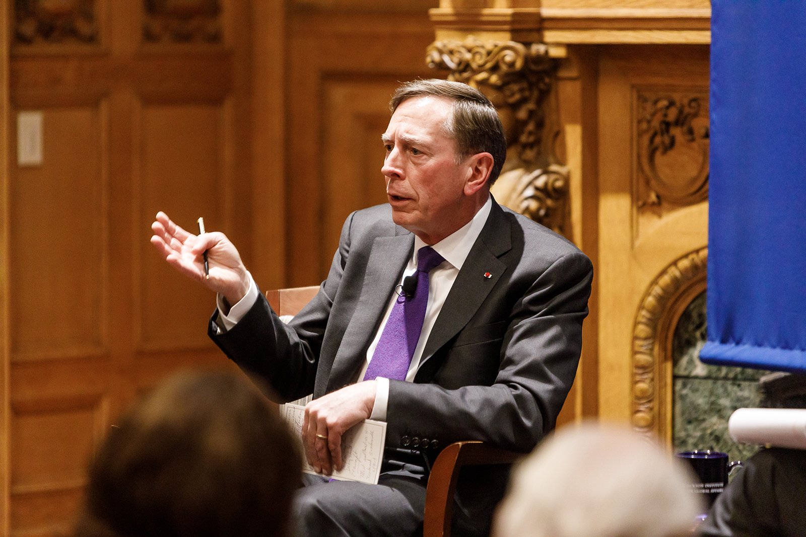 Дэвид Петреус, экс-директор ЦРУ, выступает на конференции — экспертный анализ стратегии Путина