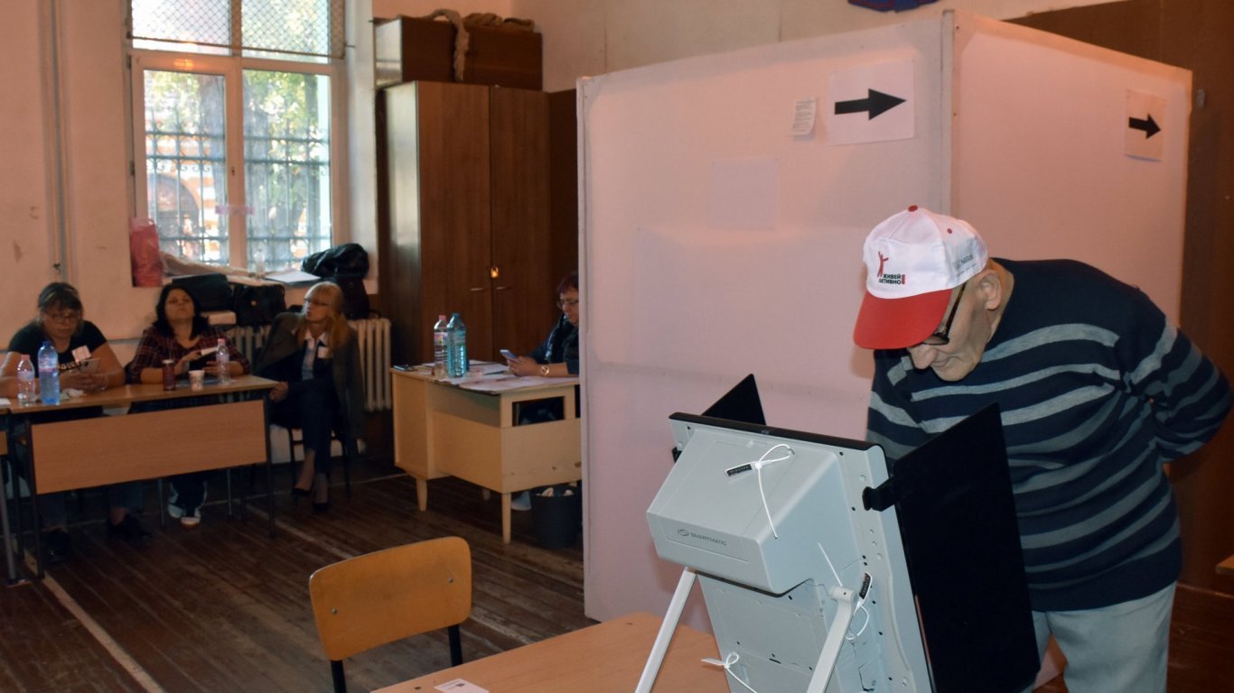 Избиратель использует электронную машину для голосования на болгарском избирательном участке. Фото: dirbg