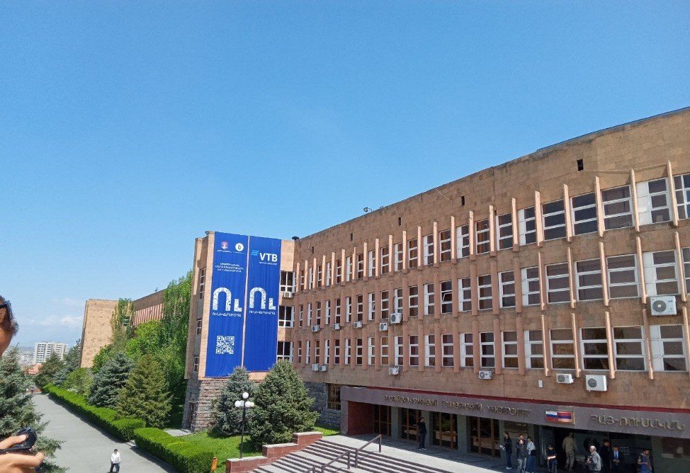 Главное здание Российско-Армянского университета (РАУ) в Ереване с баннерами банка ВТБ. Фото: NewsArmenia