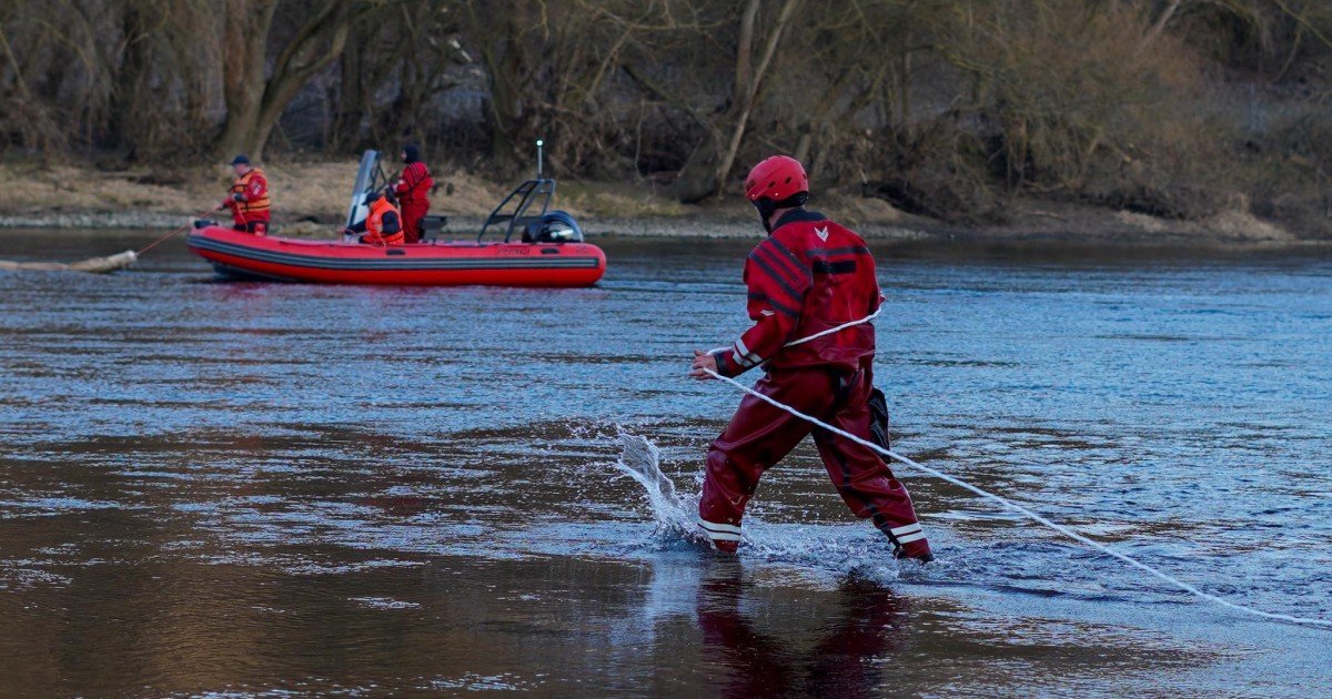 Спасатель работает в загрязнённой воде Днестра