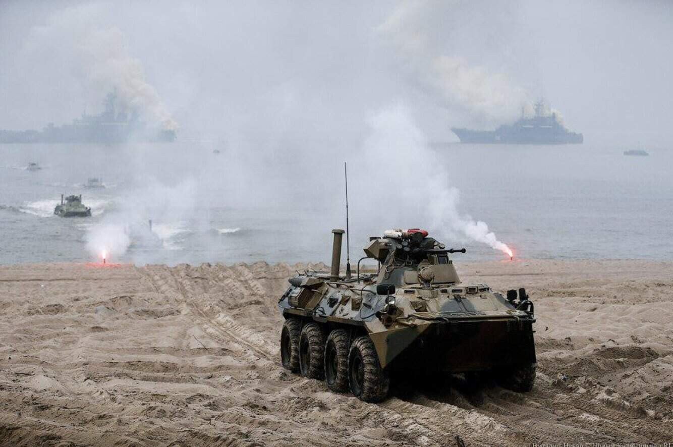 Российский бронетранспортёр на побережье во время десантных учений