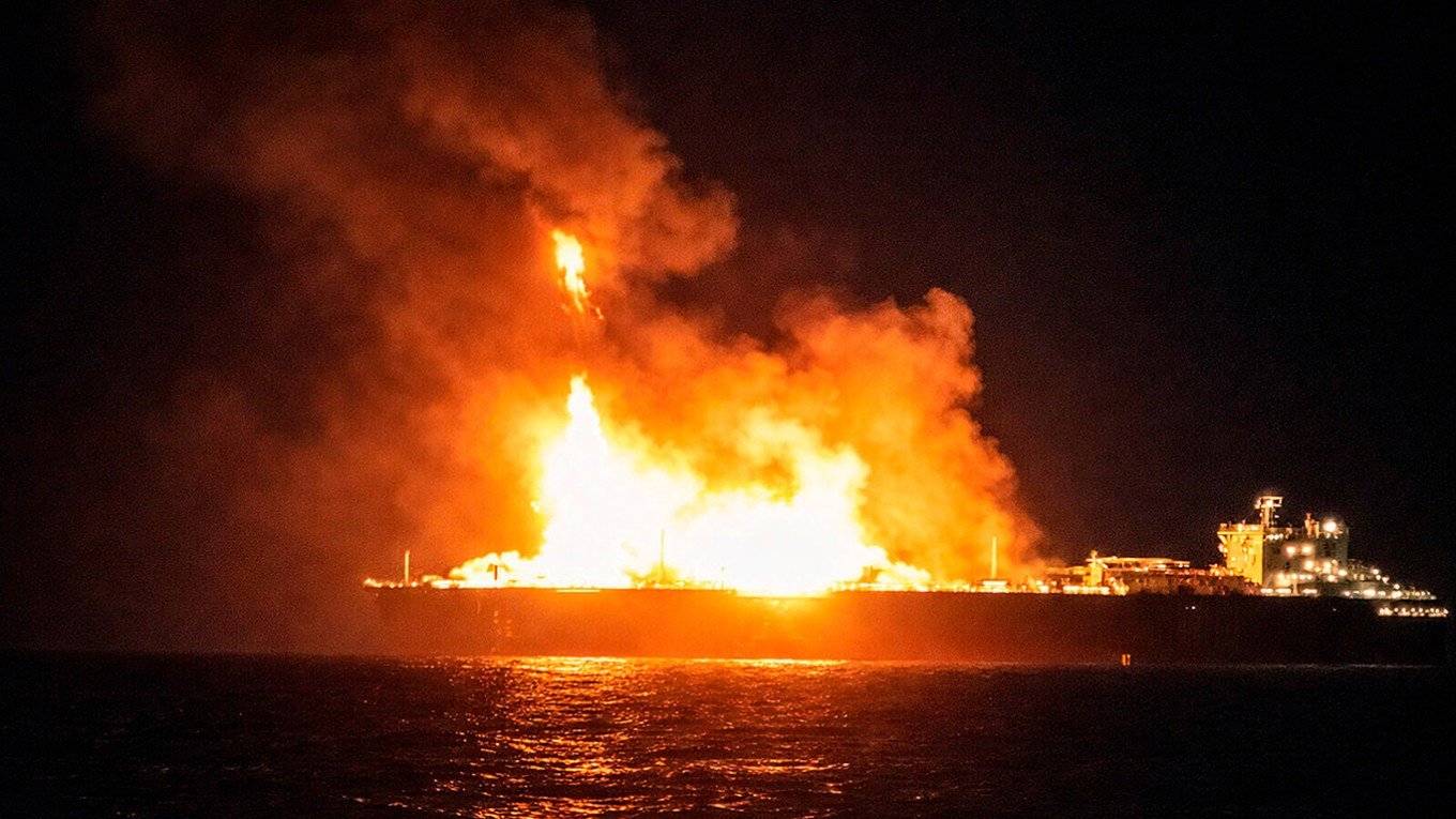 LNG tanker on fire in Mediterranean Sea at night, dramatic flames and smoke. Фото: The Moscow Times