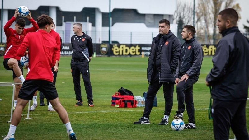 Тренировка сборной Болгарии U19 по футболу — тренерский штаб наблюдает за подготовкой игроков на тренировочном поле