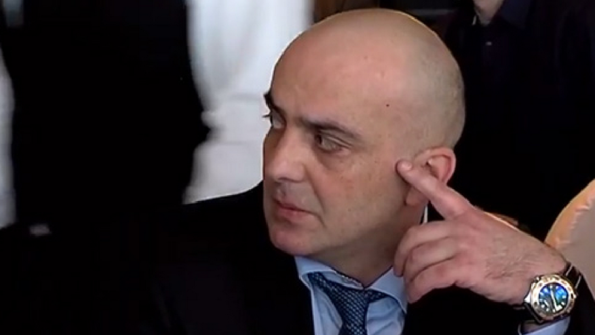 Портрет крупным планом: лысый мужчина в тёмном костюме, предположительно Отар Парцхаладзе. Фото: JAMnews