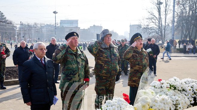 Ветераны в военной форме отдают честь на церемонии поминовения. Фото: Unknown