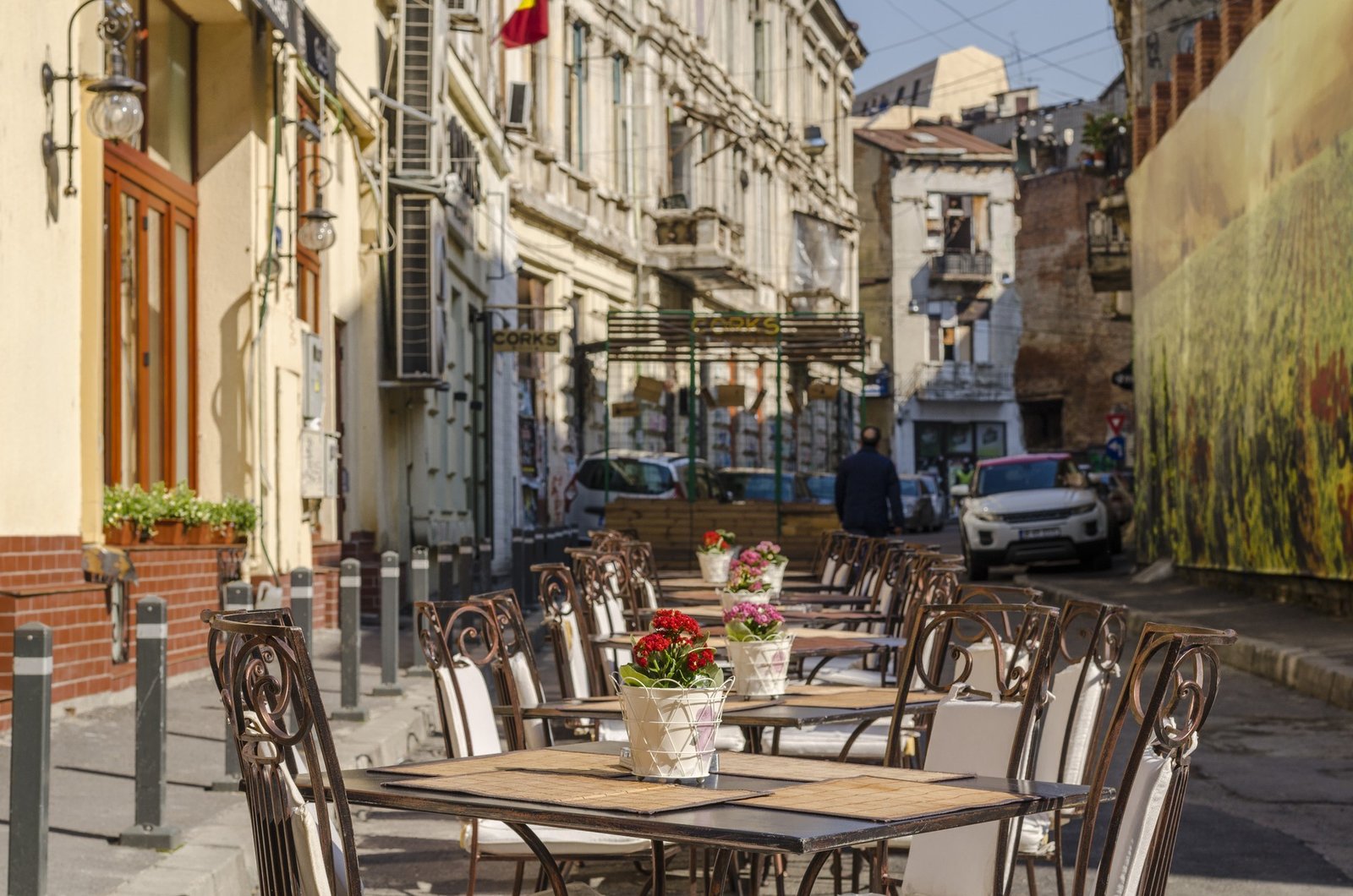 Пустая летняя терраса кафе в старом центре Бухареста. Фото: HotNews