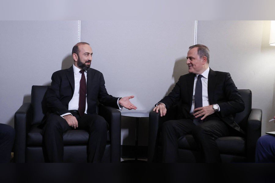 Министр иностранных дел Армении Арарат Мирзоян и глава МИД Азербайджана Джейхун Байрамов на переговорах. Фото: Armenian Weekly