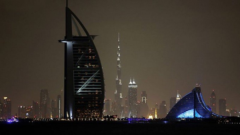 Ночная панорама Дубая с небоскребом Бурдж-эль-Араб — город, из которого эвакуировали болгарских граждан. Фото: FrogNews