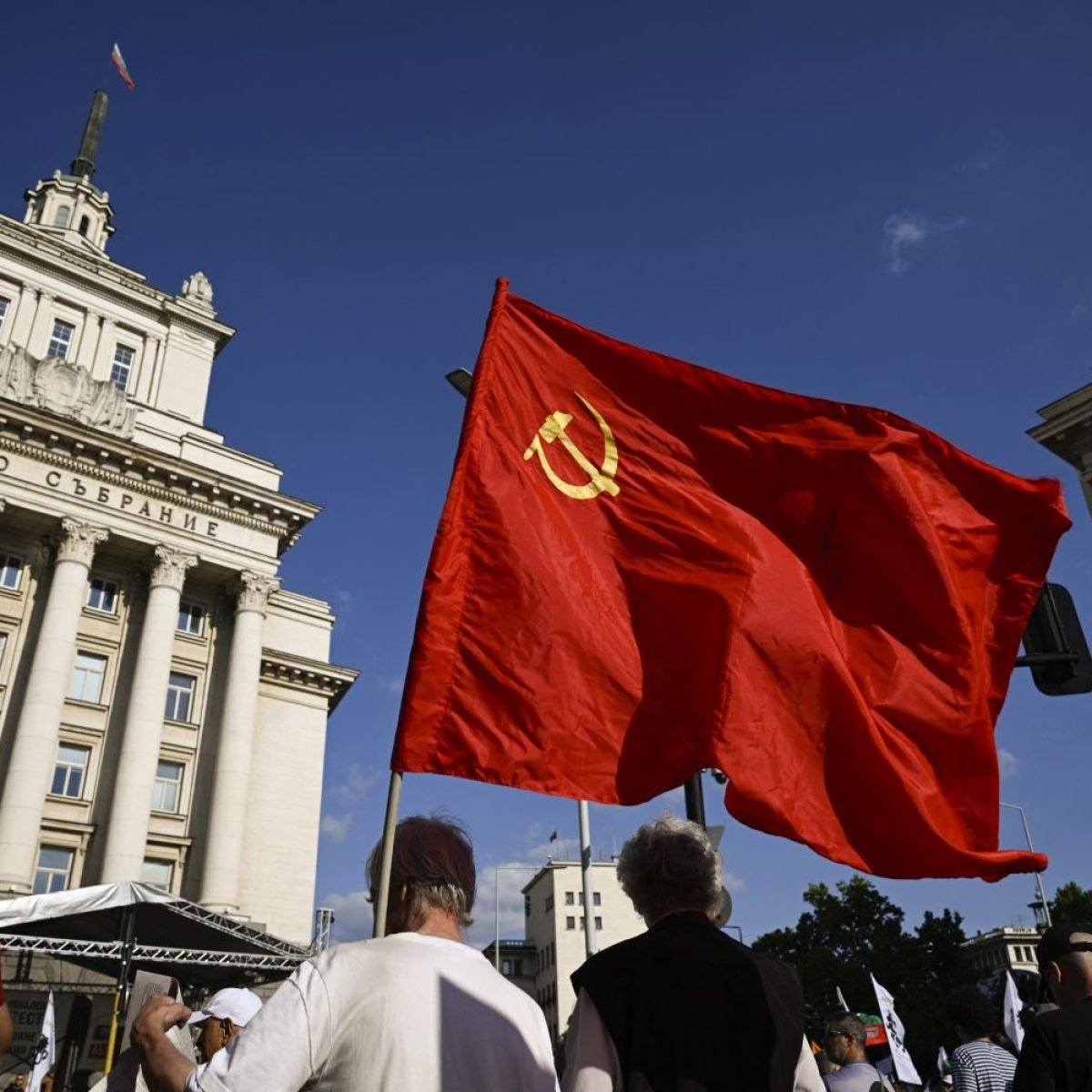 Советский флаг с серпом и молотом на фоне здания Народного собрания Болгарии в Софии во время пророссийской акции. Фото: Foreign Policy