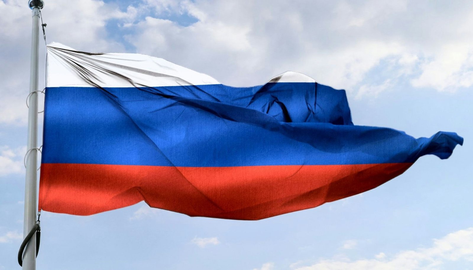 Государственный флаг Российской Федерации на ветру. Фото: Euronews Romania