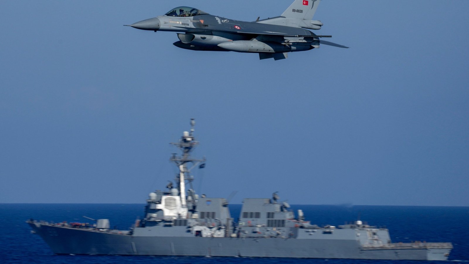Турецкий истребитель F-16 пролетает над военным кораблём НАТО в Средиземном море. Фото: Al Jazeera