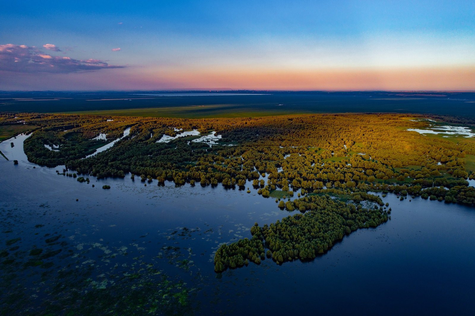 Живописная пойма реки на юге Молдовы — вид с воздуха на закате. Фото: Moldova.travel