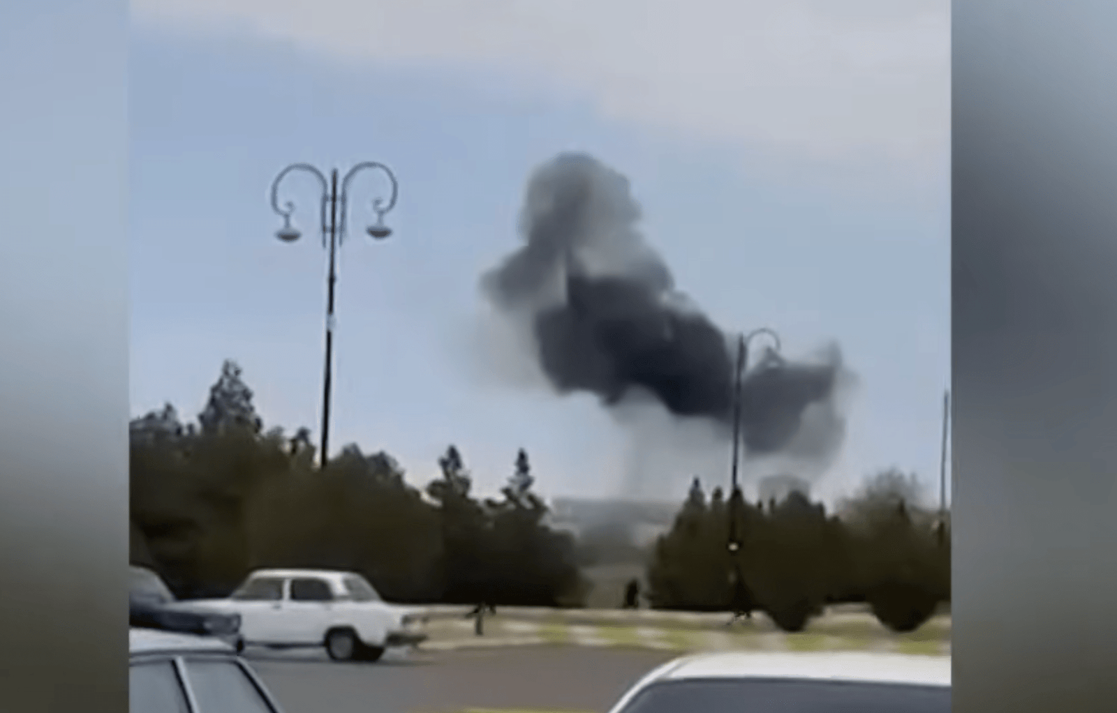 Столб дыма после взрыва вблизи населённого пункта в Азербайджане