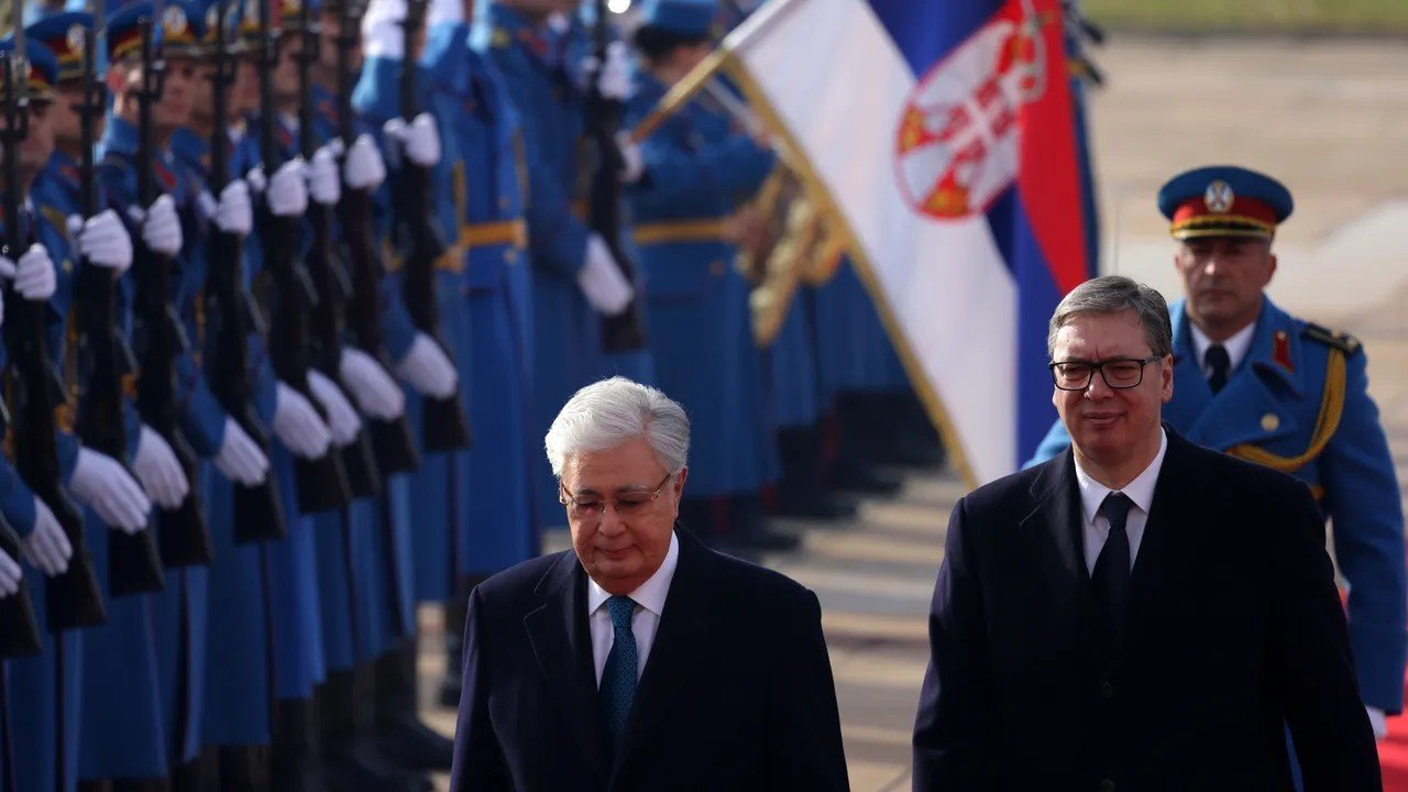 Вучич и Токаев на церемонии встречи с почётным караулом в Белграде