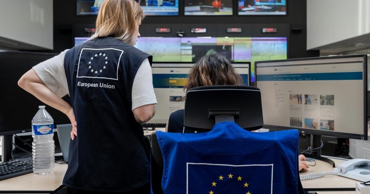 Координационный центр экстренного реагирования ЕС (ERCC) — операторы в жилетах Европейского союза координируют эвакуацию через механизм rescEU