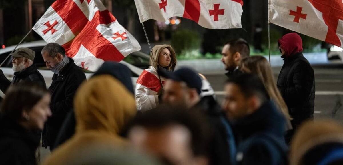 Протестующие с грузинскими флагами на проспекте Руставели в Тбилиси