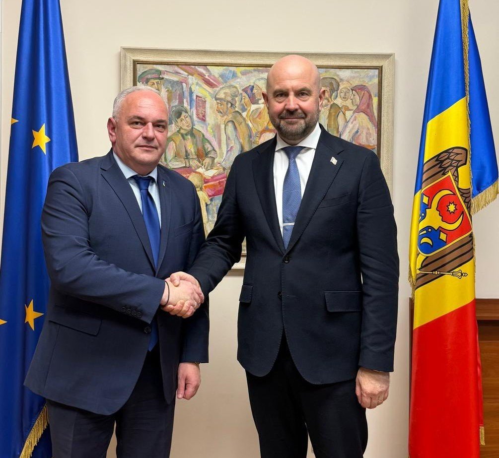 Рукопожатие представителей Молдовы на фоне флагов ЕС и Республики Молдова &mdash; координация инфраструктурных проектов