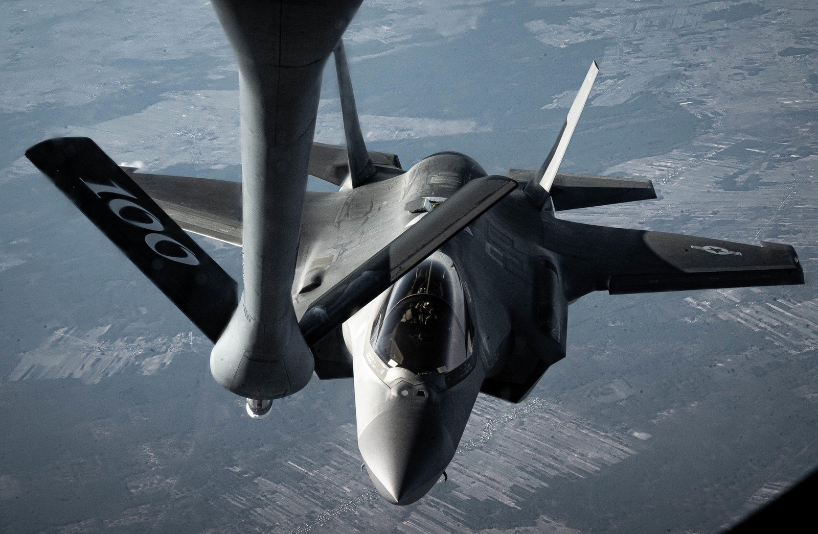 Истребитель F-35 во время дозаправки в воздухе от самолёта-танкера &mdash; ВВС США наращивают присутствие на базе Когэлничану