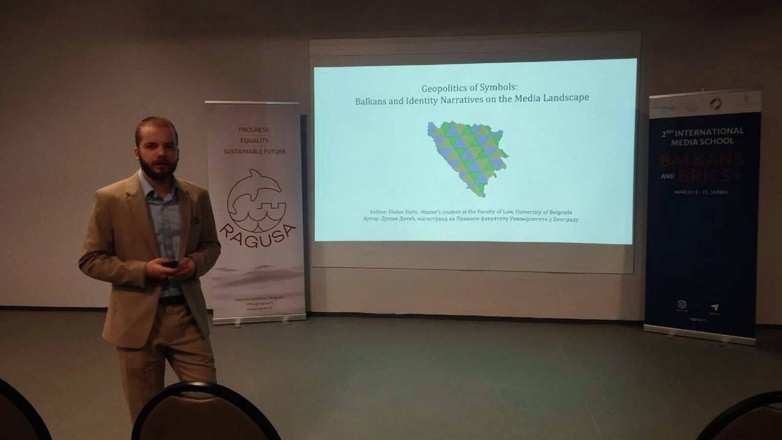 Докладчик на 2-й Международной медиашколе «Балканы и БРИКС» представляет доклад «Геополитика символов» с картой Боснии и Герцеговины. Именно этот материал стал основой для статьи Sputnik Srbija