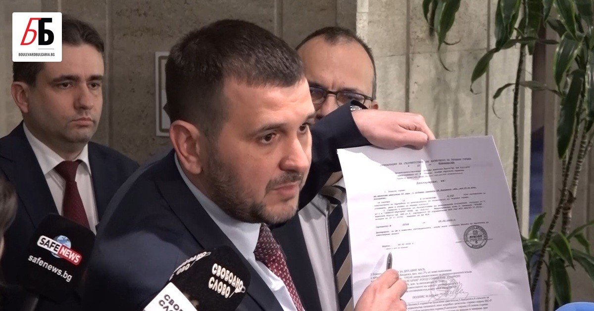 Депутат предъявляет журналистам документ, связанный с деятельностью «Лукойл» в Болгарии, на пресс-конференции в парламенте