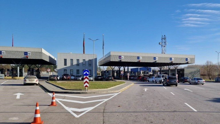 Здание контрольно-пропускного пункта на болгарской границе — вид на павильоны паспортного контроля и подъездные полосы