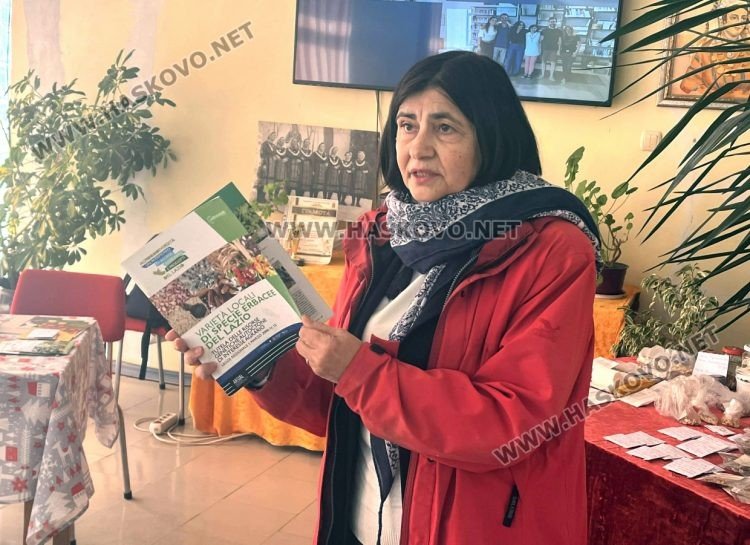 Инженер Светла Николова из сдружения «ПолеРани» держит брошюру о сохранении старых болгарских сортов на встрече в селе Книжовник