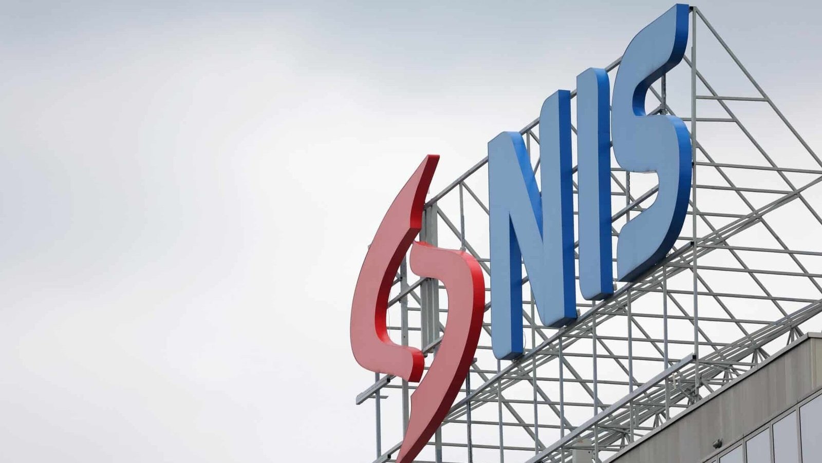 Логотип компании NIS на крыше здания штаб-квартиры в Нови-Саде