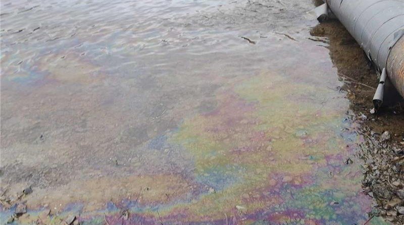 Нефтяная плёнка с радужными разводами на поверхности воды у водозаборных труб на Днестре