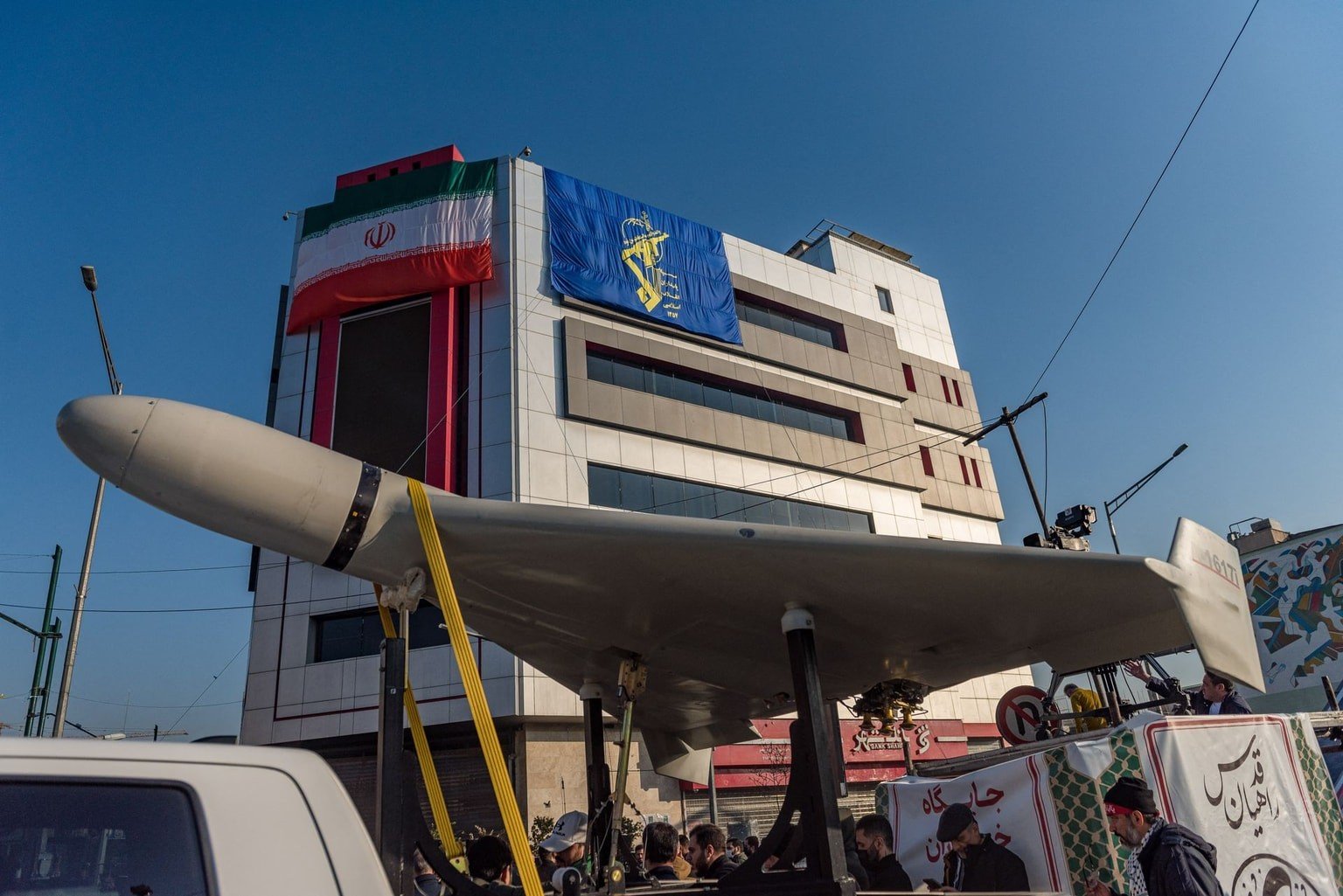 Дрон-камикадзе «Шахед» на выставке в Иране на фоне флагов КСИР