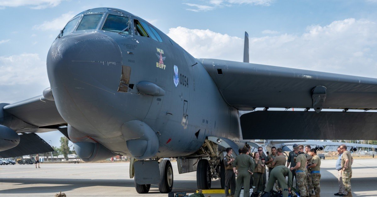 Стратегический бомбардировщик B-52 Stratofortress ВВС США на лётном поле в окружении военнослужащих