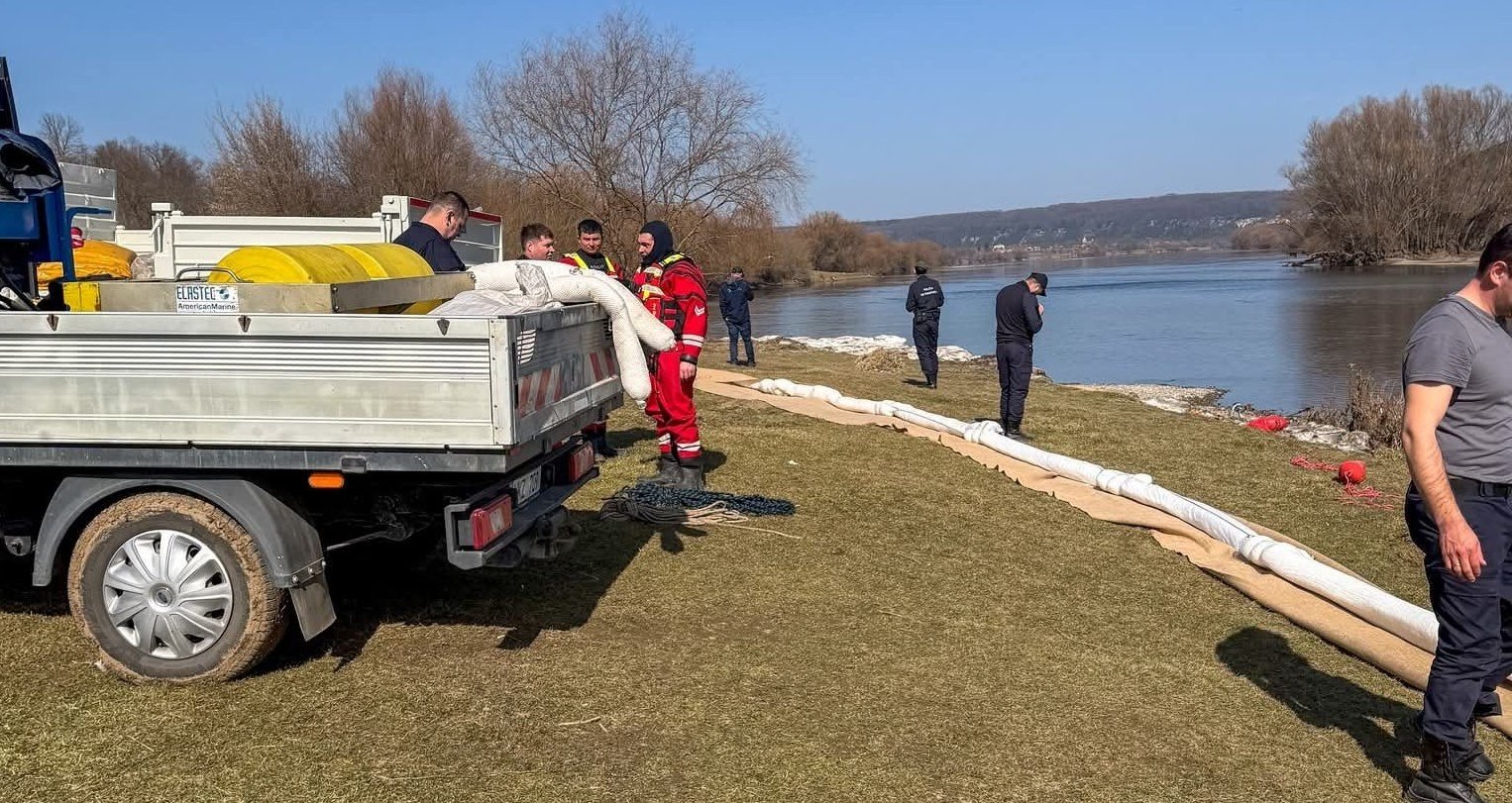 Развёртывание заградительных бонов на берегу Днестра — спасатели разгружают оборудование для локализации нефтяного загрязнения