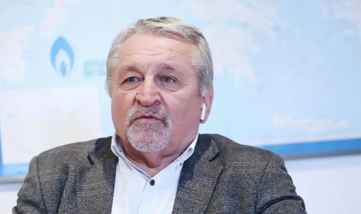 Энергетический эксперт Иван Хиновски во время интервью в студии